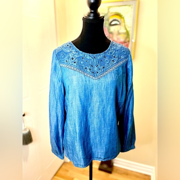 Talbots intricate lace yolk Tencel blouse, button cuffs,keyhole back button  🩵 - Picture 7 of 10